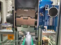 Automatische Schnappverschließmaschine